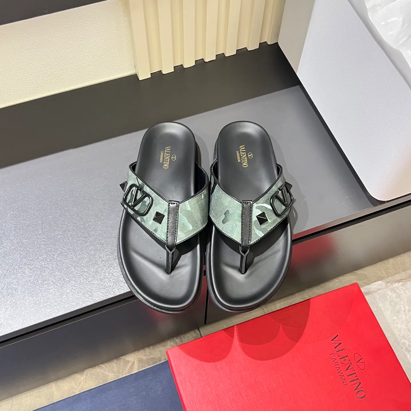 p300《VALENTINO》Warren Men🧍‍♂️Spring and Summer New Style. Cowhide logo flat slippers, elegant sandals, the same style worn by celebrities, original molding, imported calfskin. Rubber outsole. Soft and durable, full set of counter packaging, 38-44!
